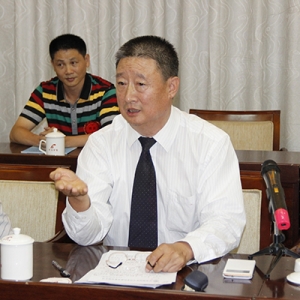 王少英在主持各代表团负责人参加的预备会上讲话