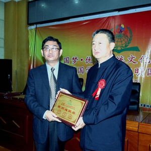 “中国专业人才库管理中心”主任刘琅（左）向王少英颁发 “最高成就奖” 牌匾 ...