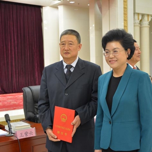 自治区主席刘慧向宁夏易学研究会会长王少英颁发宁夏文史研究馆馆员聘书 ...