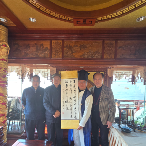 王少英老师在在杭州授课，易学同仁向其赠送墨迹